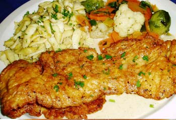 Rahm Schnitzel mit Kartoffelschnee und frischem Gemüse