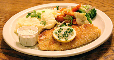 Bratfisch mit Kartoffelbrei und frischem Gemüse