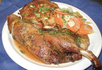Knuspriger Entenbraten mit Kartoffeltaler und frischem Gemüse