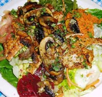 Naturschnitzel mit Schwammerl Salat