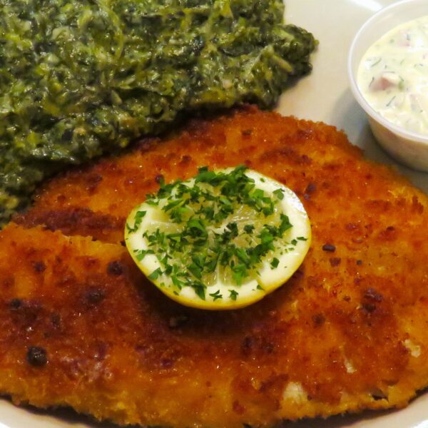 Bratfisch mit gekochten Kartoffeln und frischem Gemüse