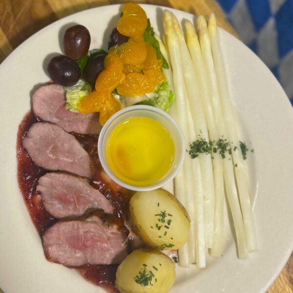 Weisser Spargel mit geräucherter Entenbrust
