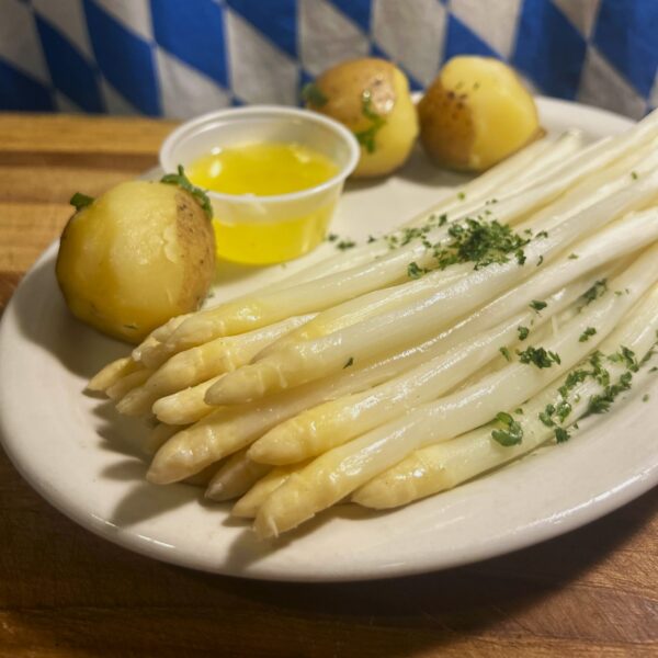 Ein frisches Pfund Weisser Spargel mit neuen Kartoffeln und ausgelassener Butter