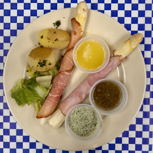 Spargel mit geräuchertem und gekochtem Schinken