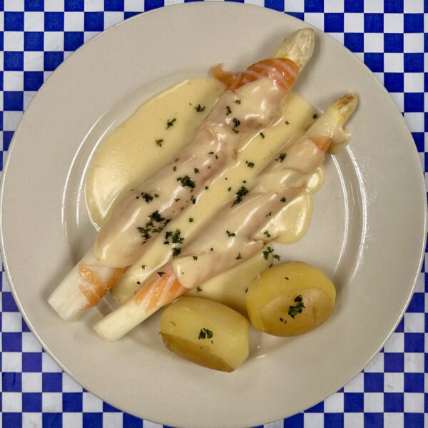 Weisser Spargel mit geräuchertem Lachs