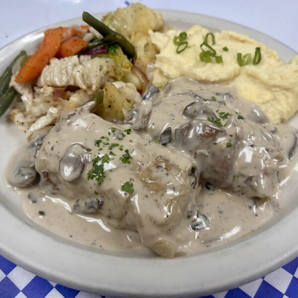 Augsburger Kohlrouladen mit Schwammerlsoße, Kartoffelbrei und frischem Gemüse