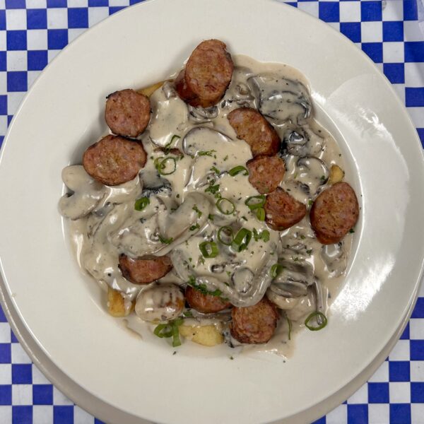 Knöpfle "Schwammerl-Art" mit Wildbratwurst und gemischtem Salat