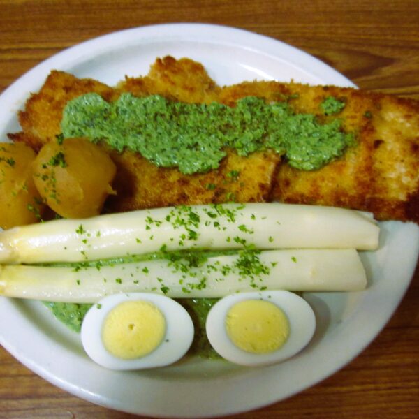Weisser Spargel mit einem Miltenberger Schweine Schnitzel mit frischer grüner Kräutersoße nach Odenwälder Art, einem hart gekochtem Ei und Salzkartoffeln