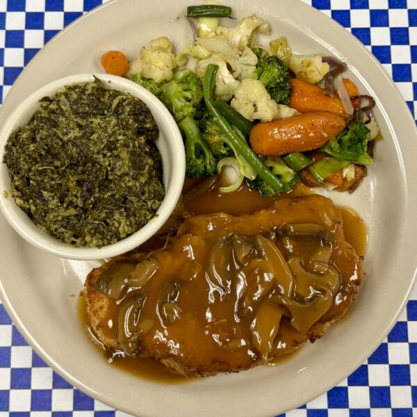 Blumenkohl Jäger Schnitzel mit Spätzle und gemischtem Salat