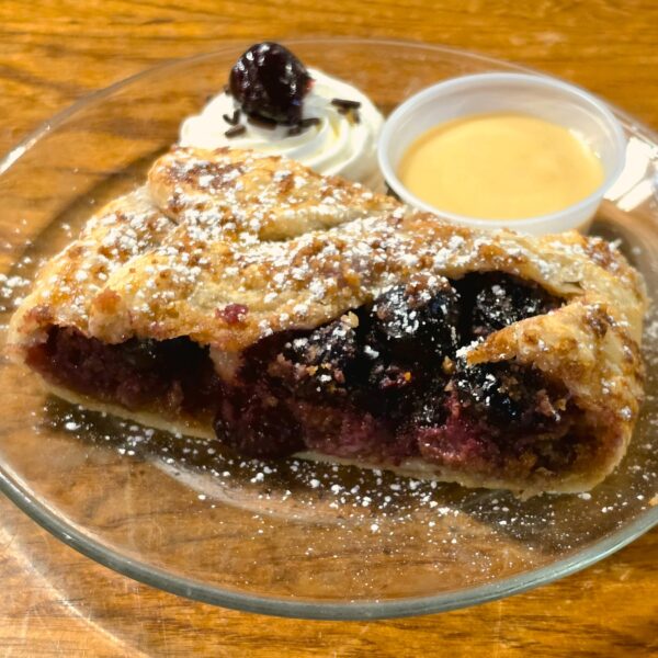Knuspriger Weichselstrudel mit Vanillasoße Ein echter Sommerklassiker